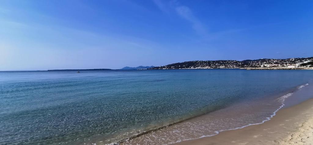 a view of a beach with the ocean at Appartement 3 pièces en duplex in Antibes