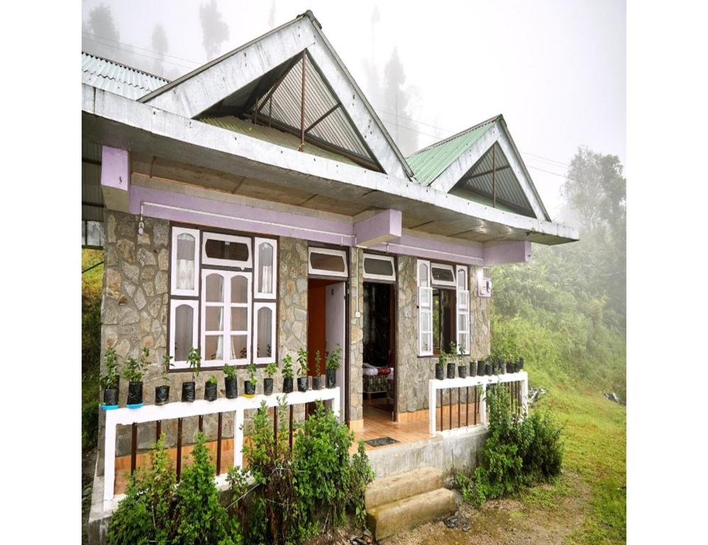 une maison au milieu d'un champ dans l'établissement Hill Home Stay, Mankhim Road, Aritar, Sikkim, à Aritar