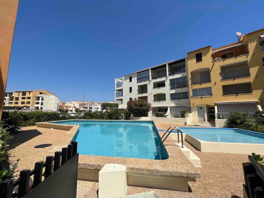 Bazén v ubytovaní CAP'NOMAD Studio Côté Port - terrasse - piscine - parking alebo v jeho blízkosti