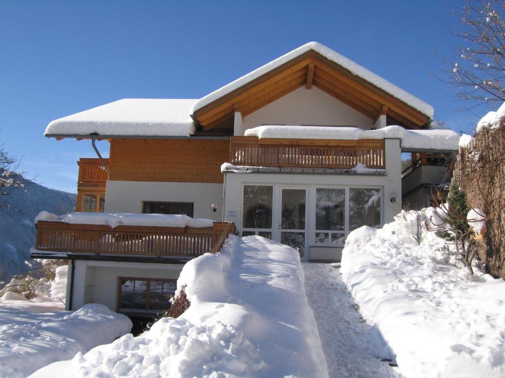 een huis bedekt met sneeuw ervoor bij Ferienwohnung Trompedeller in Tires
