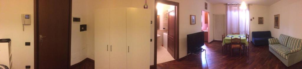 um corredor com um armário branco numa sala de estar em Ampio monolocale em Brescia