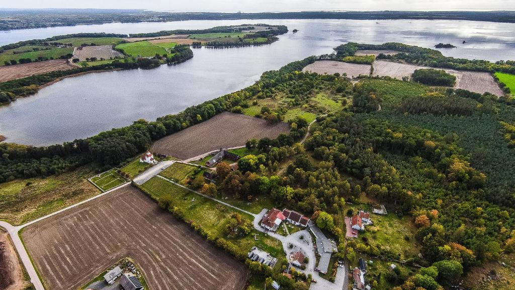 una vista aérea de un río y una granja en Ivögården Mat & Vingård, en Fjälkinge