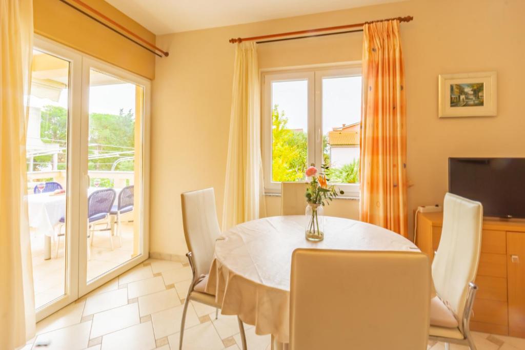 Telewizja i/lub zestaw kina domowego w obiekcie Karchna Erica central location in countyside with large barbecue area