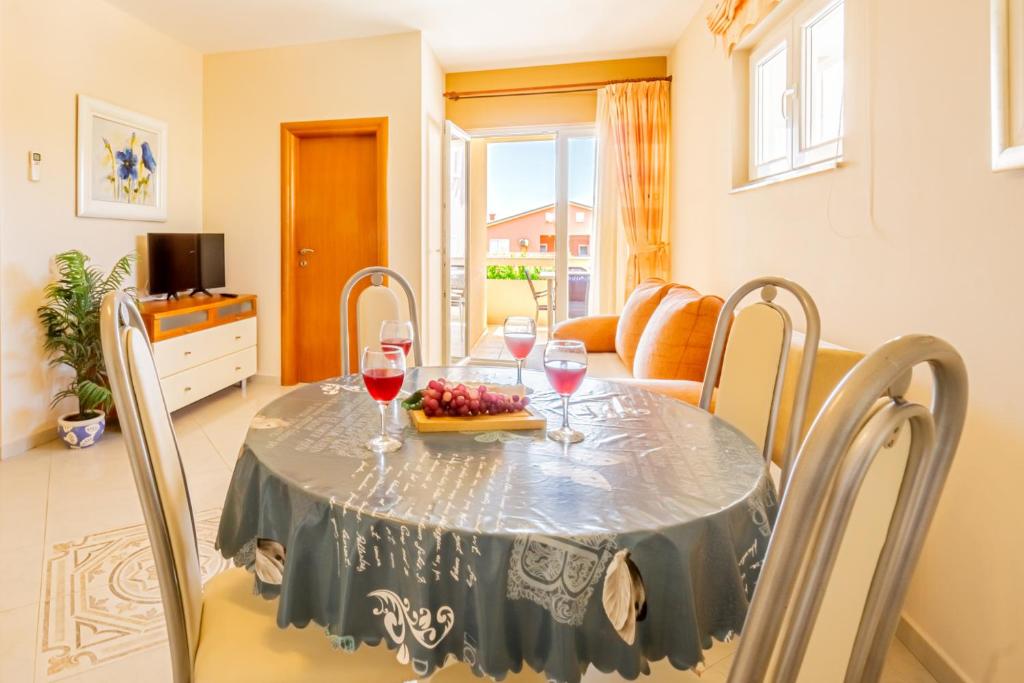 Telewizja i/lub zestaw kina domowego w obiekcie Karchna Erica central location in countyside with large barbecue area