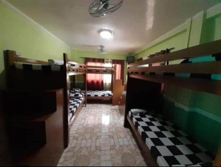 Postel nebo postele na pokoji v ubytování Santimart Backpackers Coron