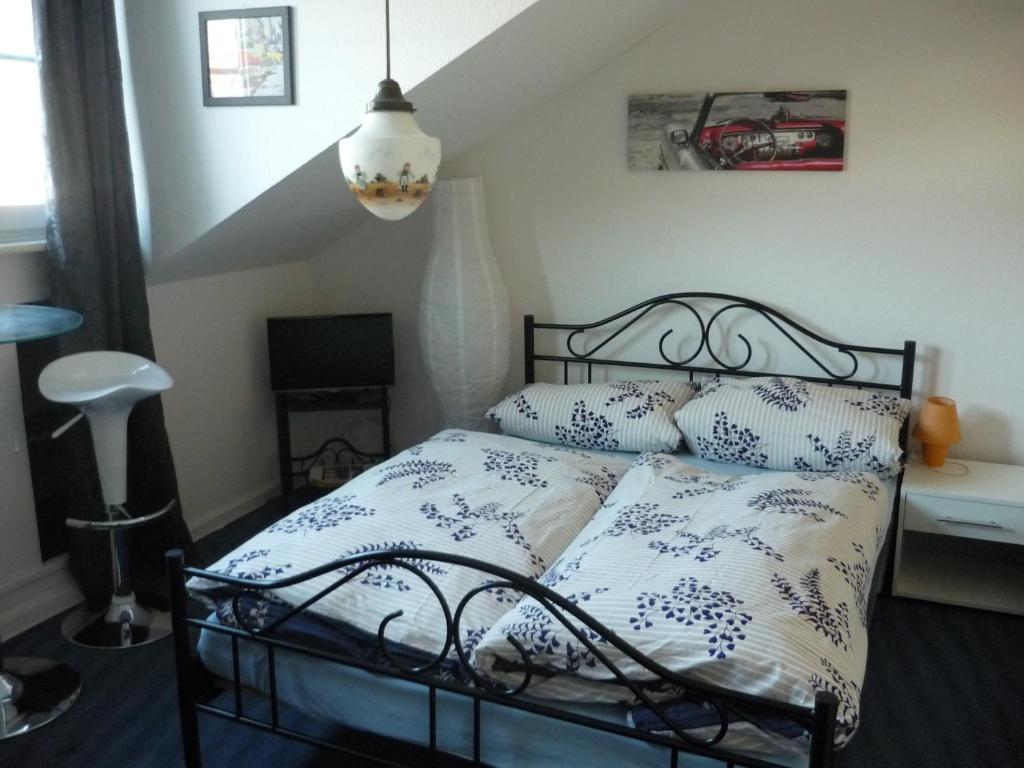 Schlafzimmer mit einem Bett mit blauer und weißer Bettwäsche in der Unterkunft Hotel an der Fähre in Sankt Goar