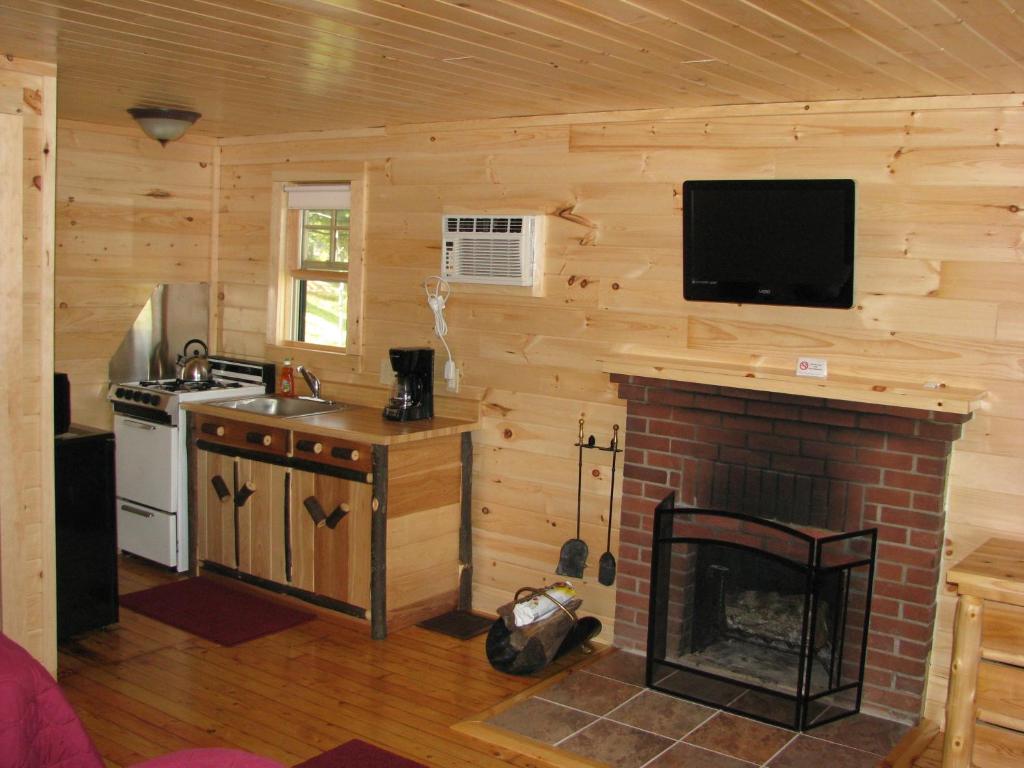 TV a/nebo společenská místnost v ubytování Pine Knoll Hotel Lakeside Lodge & Cabin