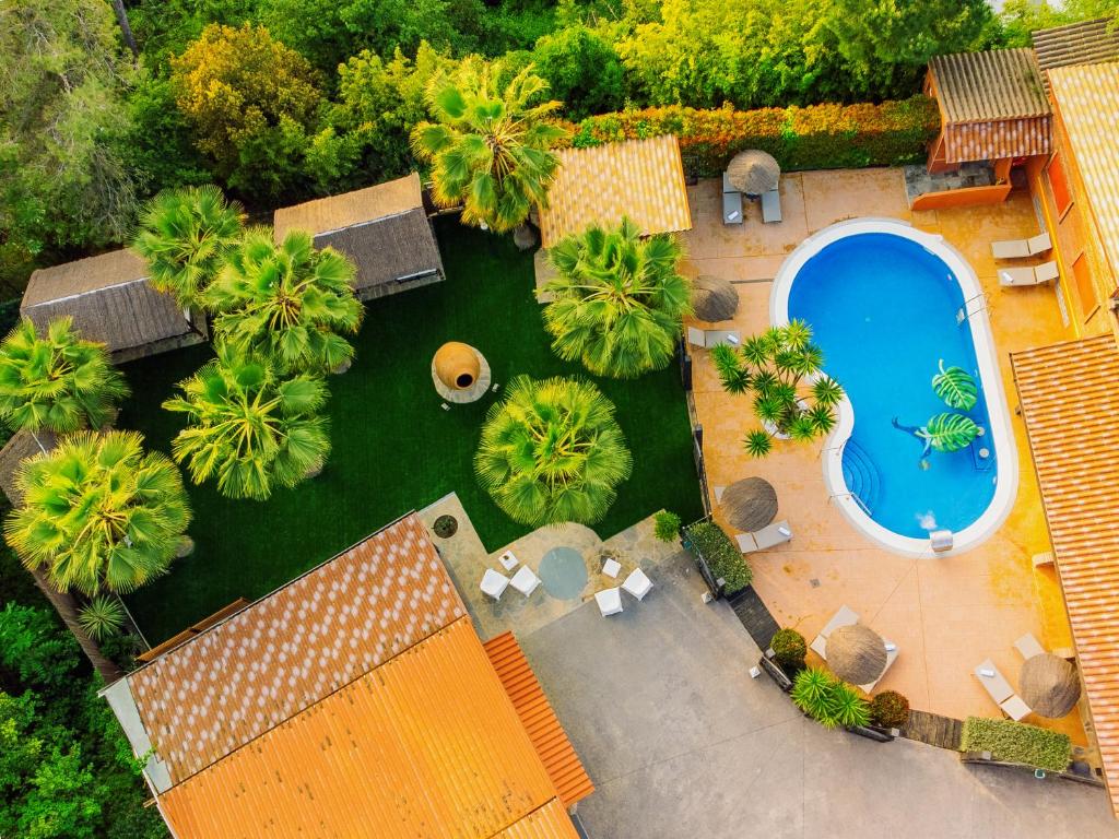 een luchtzicht op een tuin met een zwembad bij CARIBBEAN Home in Montcada i Reixac