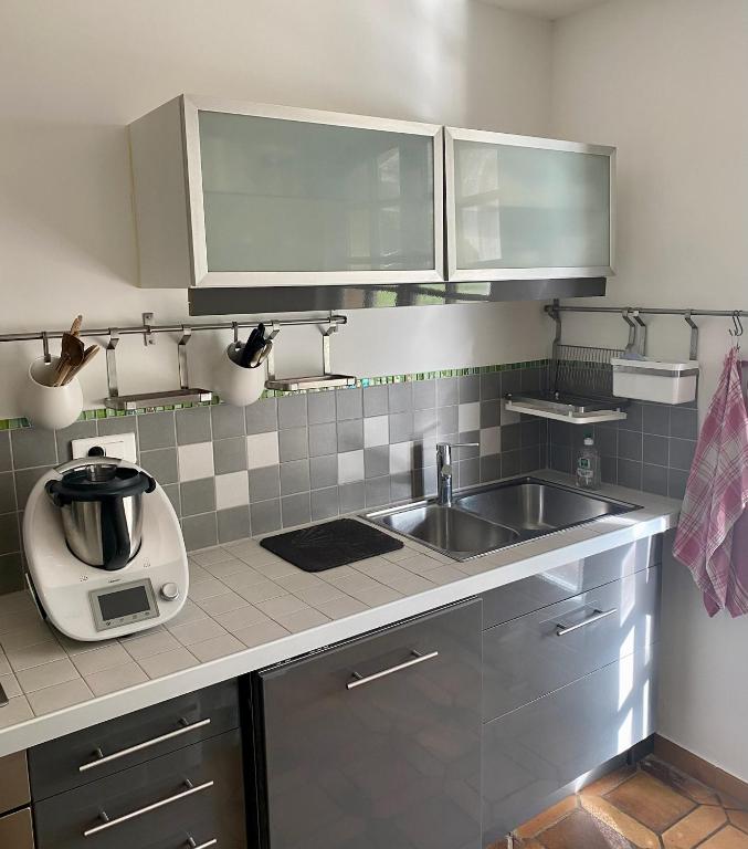 Kuchyňa alebo kuchynka v ubytovaní Foix Villa 150m2 dans très grand parc arboré