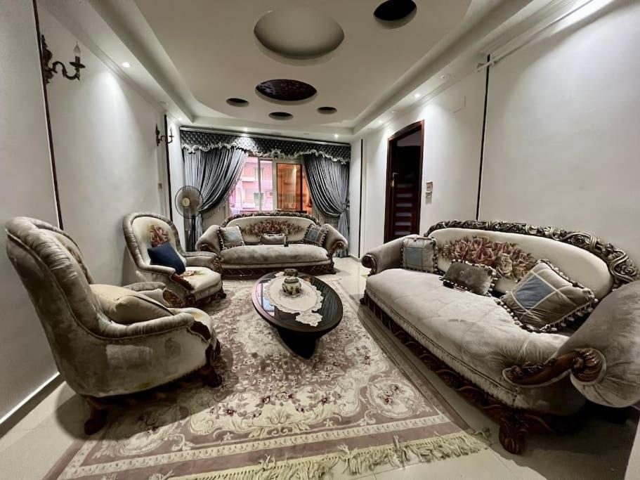 un soggiorno con divano, sedie e tavolo di Lovely 3 - Bedrooms apartment in Miami Bahary ad Alessandria d'Egitto