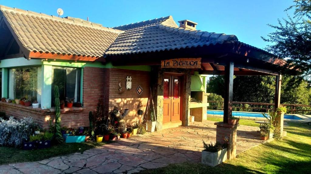 una casa con un cartel que lee su iglesia en Aldea de Montaña ,La Pichuca en Carpintería