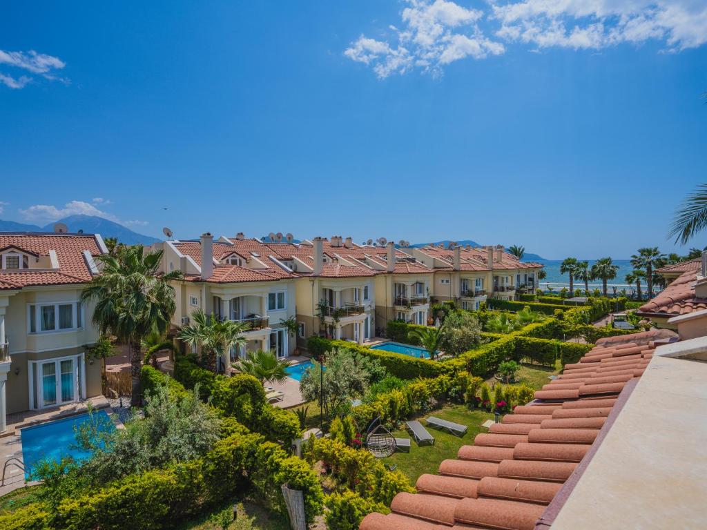 een luchtzicht op de villa's van het resort bij Sunset Beach Club Aqua Lettings in Fethiye