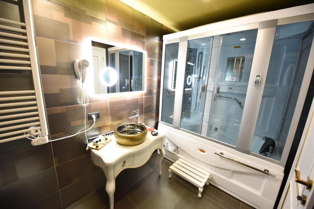 Koupelna v ubytování Hotel Hymeti's Palace