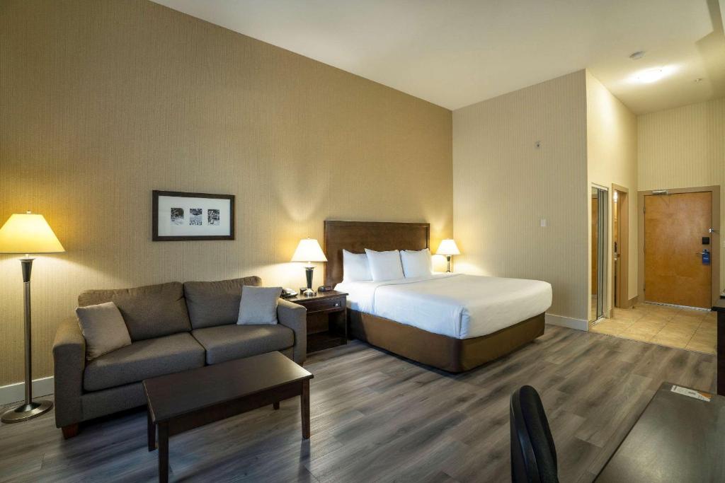 Postel nebo postele na pokoji v ubytování Comfort Inn & Suites