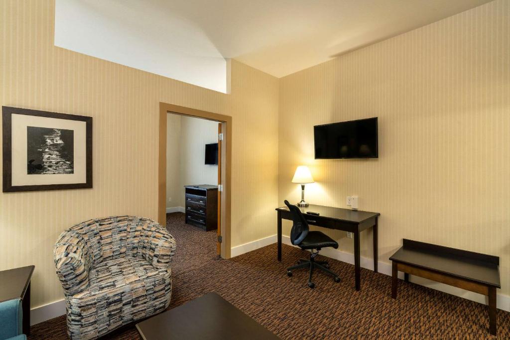 TV a/nebo společenská místnost v ubytování Comfort Inn & Suites