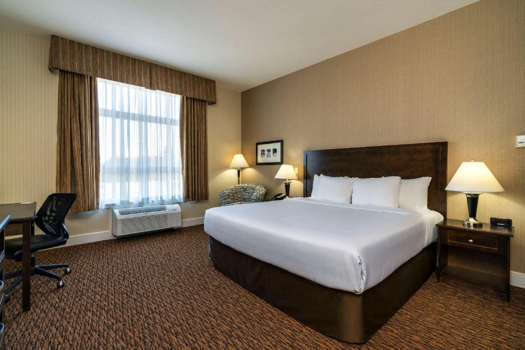 Postel nebo postele na pokoji v ubytování Comfort Inn & Suites