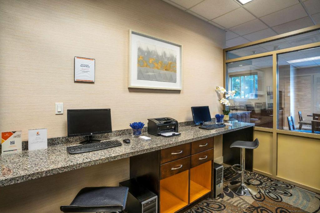 TV a/nebo společenská místnost v ubytování Comfort Inn & Suites