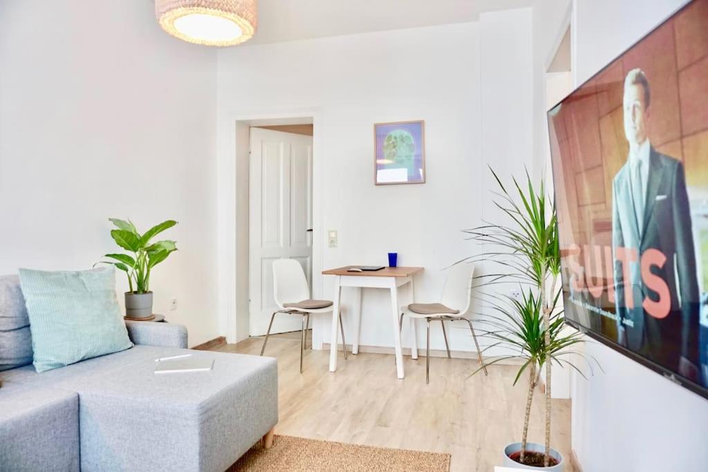 een woonkamer met een bank en een tafel bij NEU I moderne zentrale Wohnung I Netflix I 4 Gäste in Andernach