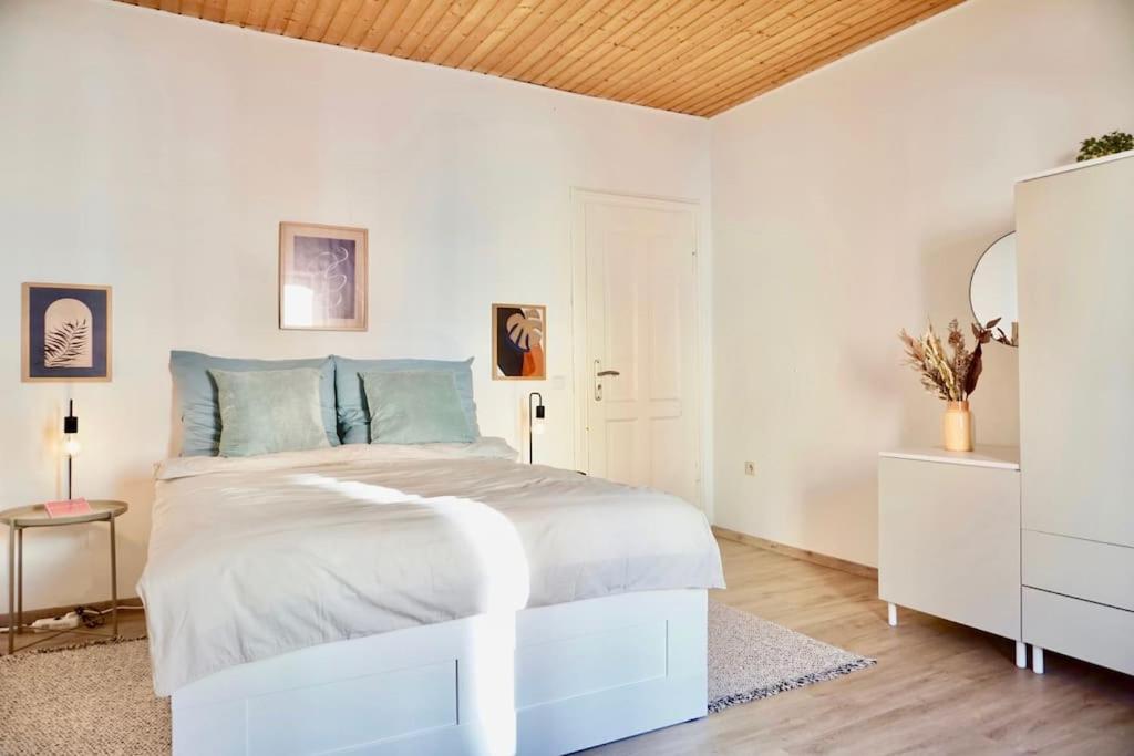 Postel nebo postele na pokoji v ubytování NEU I moderne zentrale Wohnung I Netflix I 4 Gäste
