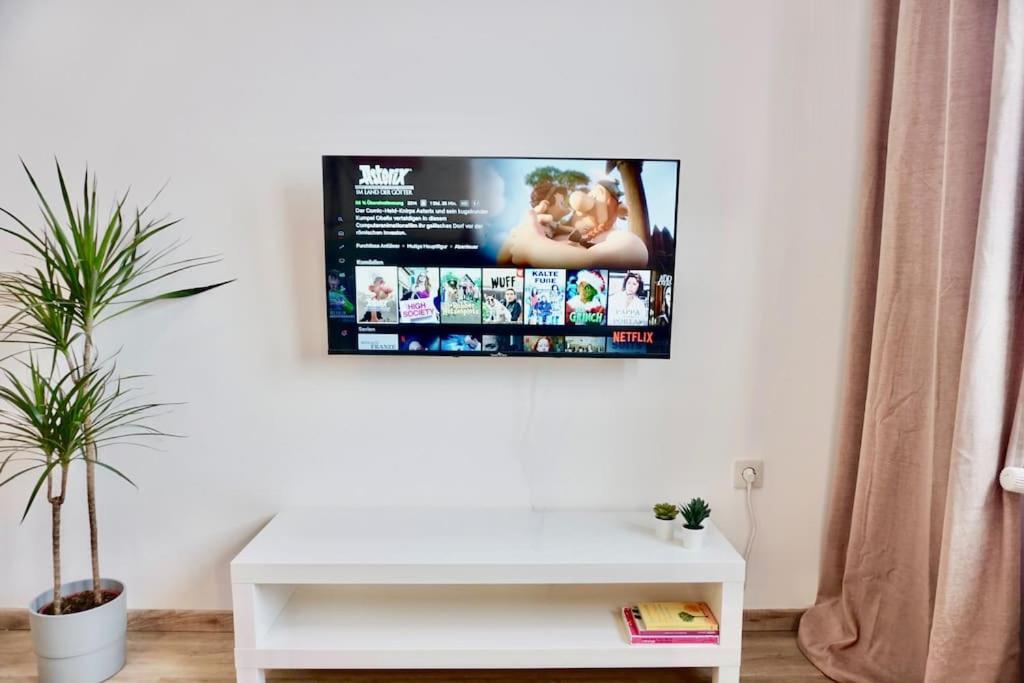 TV a/nebo společenská místnost v ubytování NEU I moderne zentrale Wohnung I Netflix I 4 Gäste