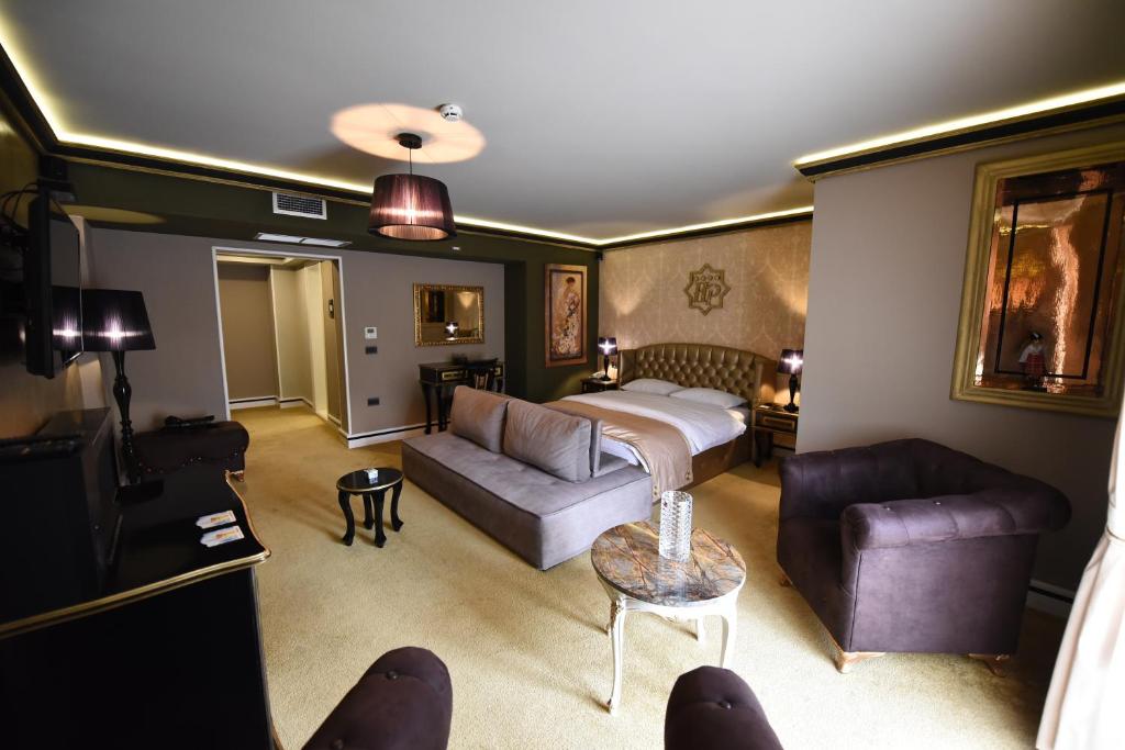 Postel nebo postele na pokoji v ubytování Hotel Hymeti's Palace