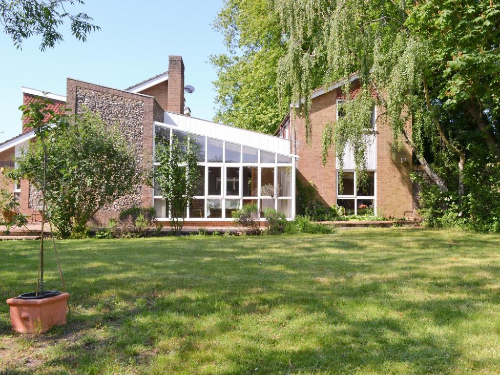 a building with a large yard in front of it at Cobden House in Lakenheath