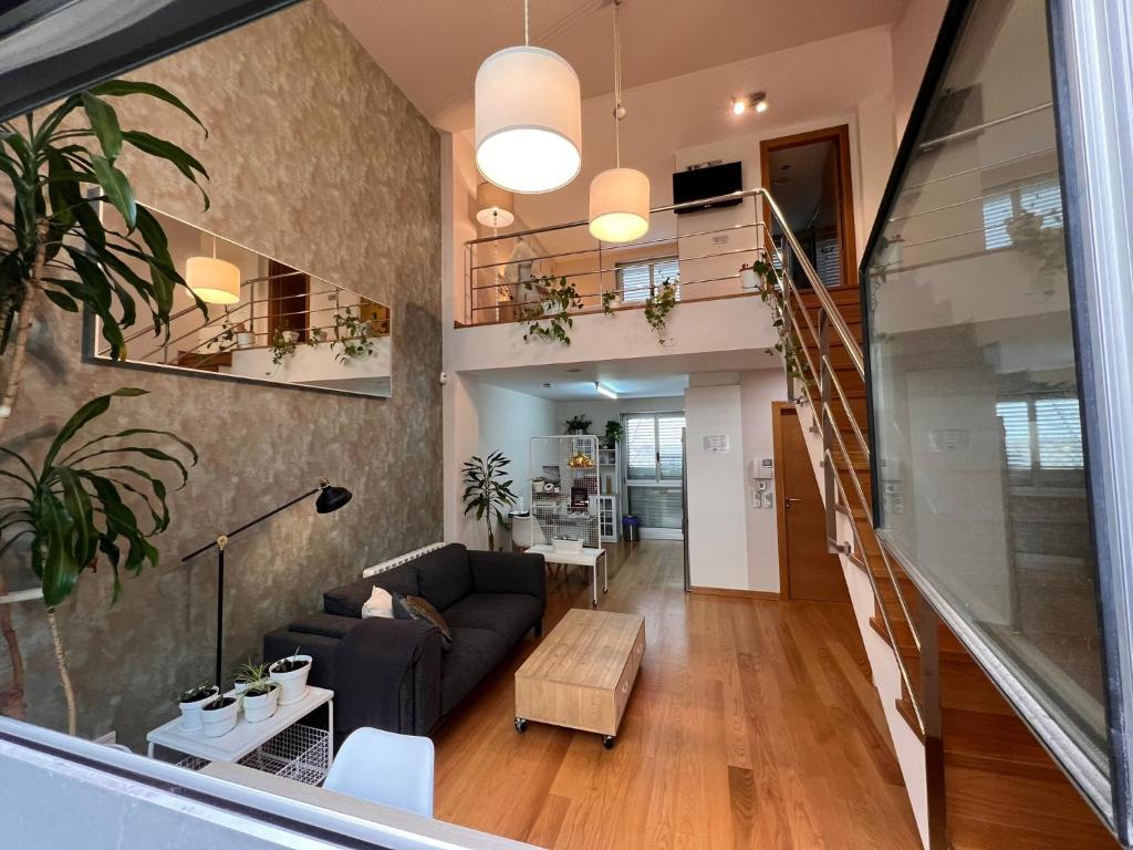 ein offenes Wohnzimmer und eine Treppe im Loft in der Unterkunft Loft con PARKING "Hygge Urbano Coruña" in A Coruña