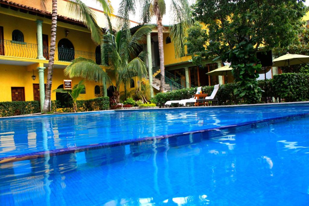 a large blue swimming pool in front of a building at Hotel Oaxtepec in Oaxtepec