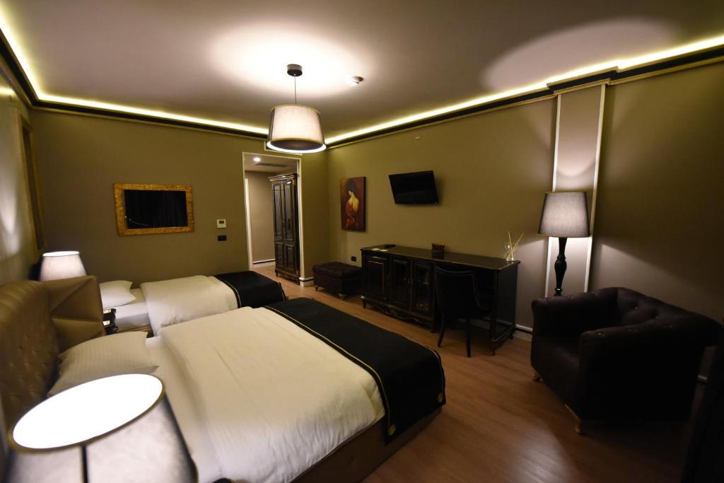 Postel nebo postele na pokoji v ubytování Hotel Hymeti's Palace
