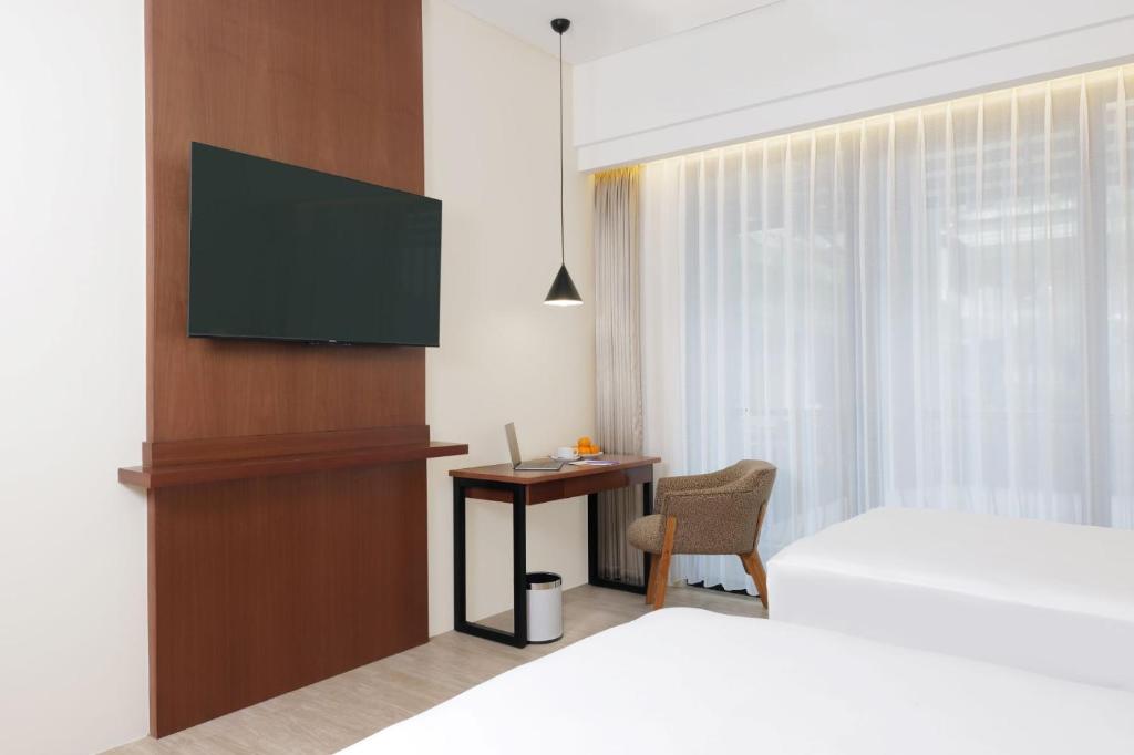 Postel nebo postele na pokoji v ubytování FOX HARRIS Hotel & Convention Banjarnegara