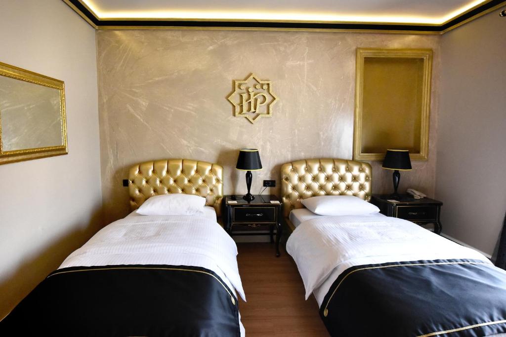 Postel nebo postele na pokoji v ubytování Hotel Hymeti's Palace