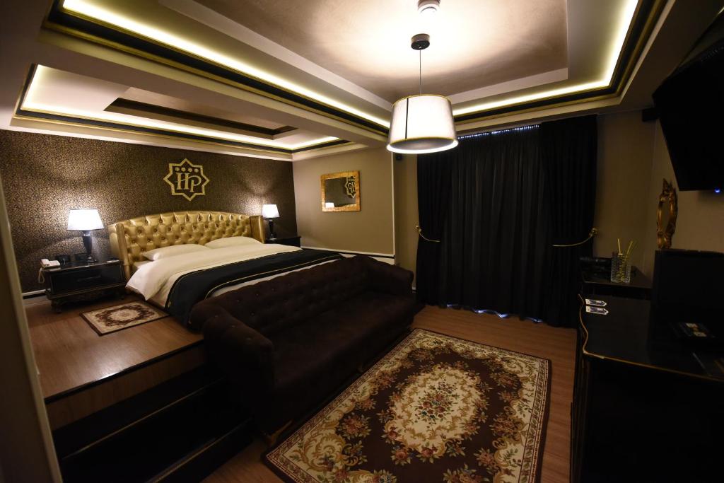Postel nebo postele na pokoji v ubytování Hotel Hymeti's Palace