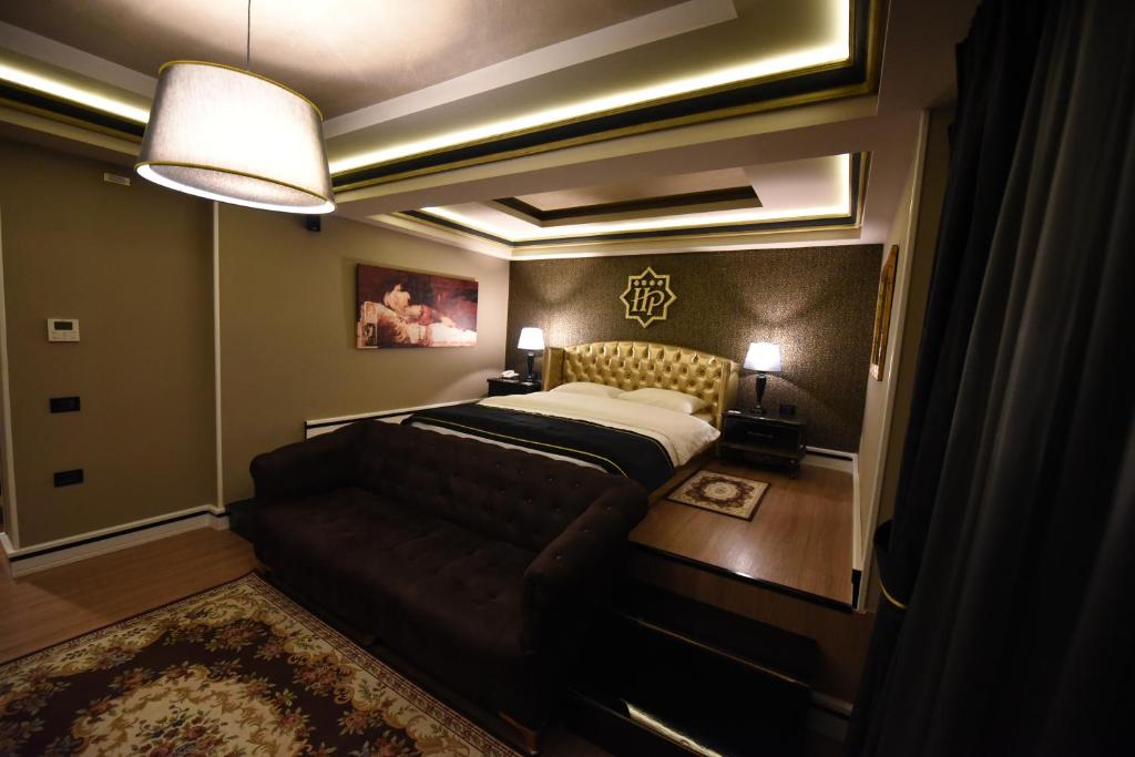 Postel nebo postele na pokoji v ubytování Hotel Hymeti's Palace