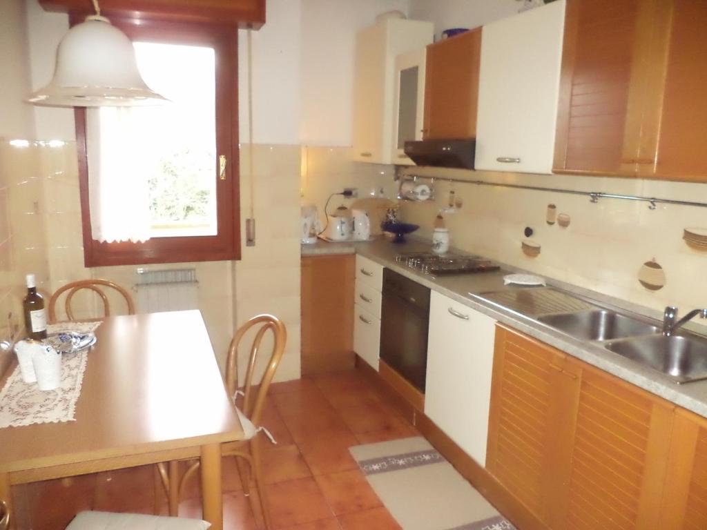 Kuchyňa alebo kuchynka v ubytovaní Apartment Montecatini-Terme near Firenze, Lucca, Pisa
