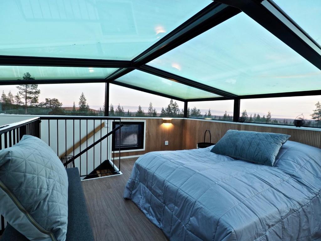 een grote slaapkamer met een bed en een balkon bij Levillas Levin Tuulahdus in Sirkka