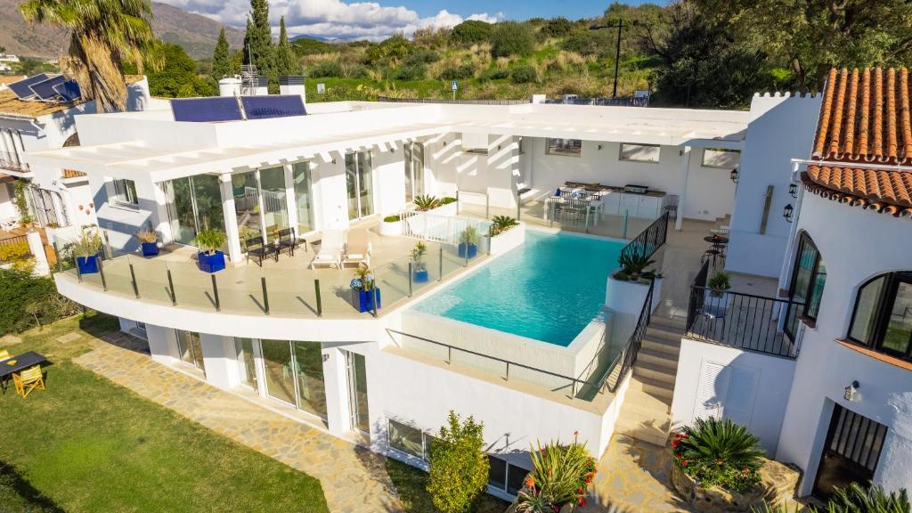 uma vista aérea de uma casa com piscina em Villa Hesla em Estepona