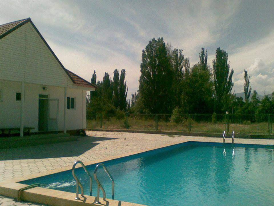 The swimming pool at or close to Коттедж на Иссыкуле ЦО Париж-2