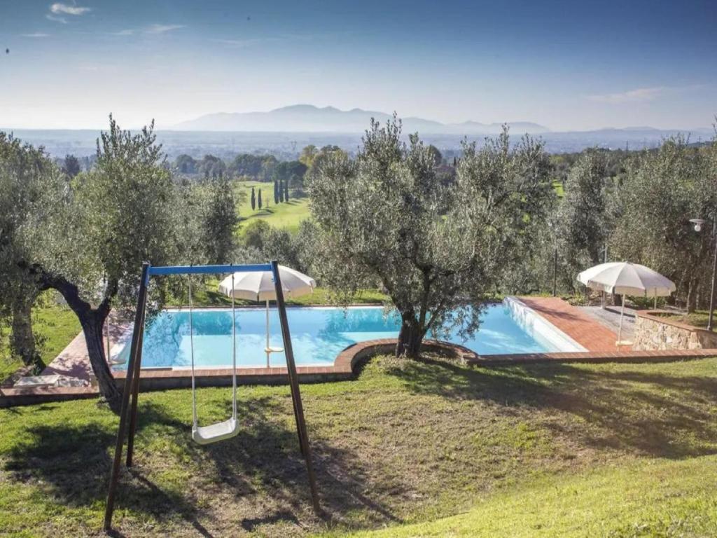 uma imagem de uma piscina numa villa em Belvilla by OYO Landman Apartment em Larciano