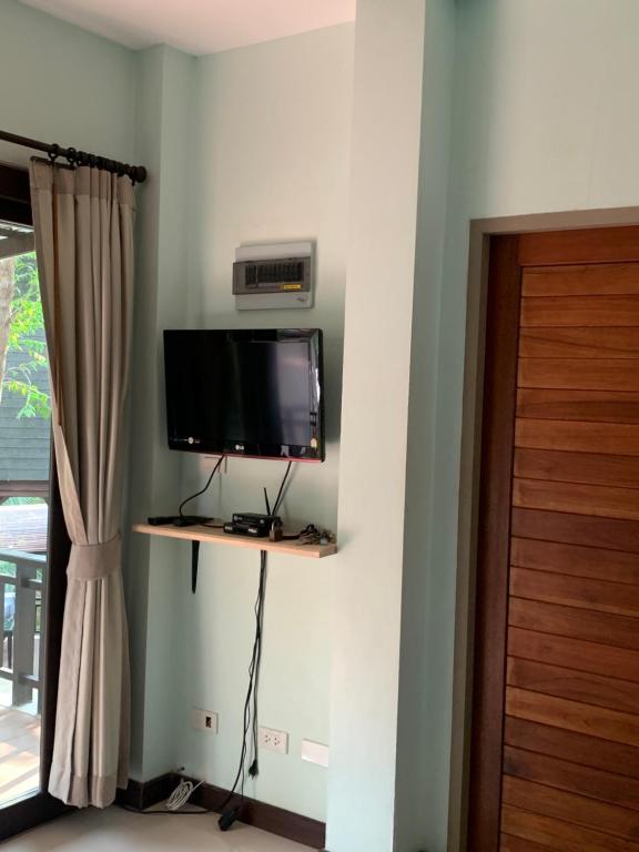 TV a/nebo společenská místnost v ubytování บ้านธานี (BAAN THANI)