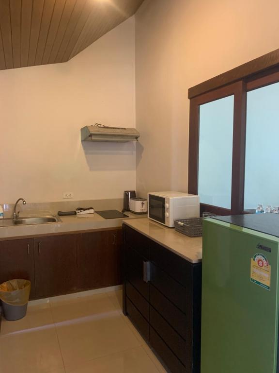Kuchyň nebo kuchyňský kout v ubytování บ้านธานี (BAAN THANI)