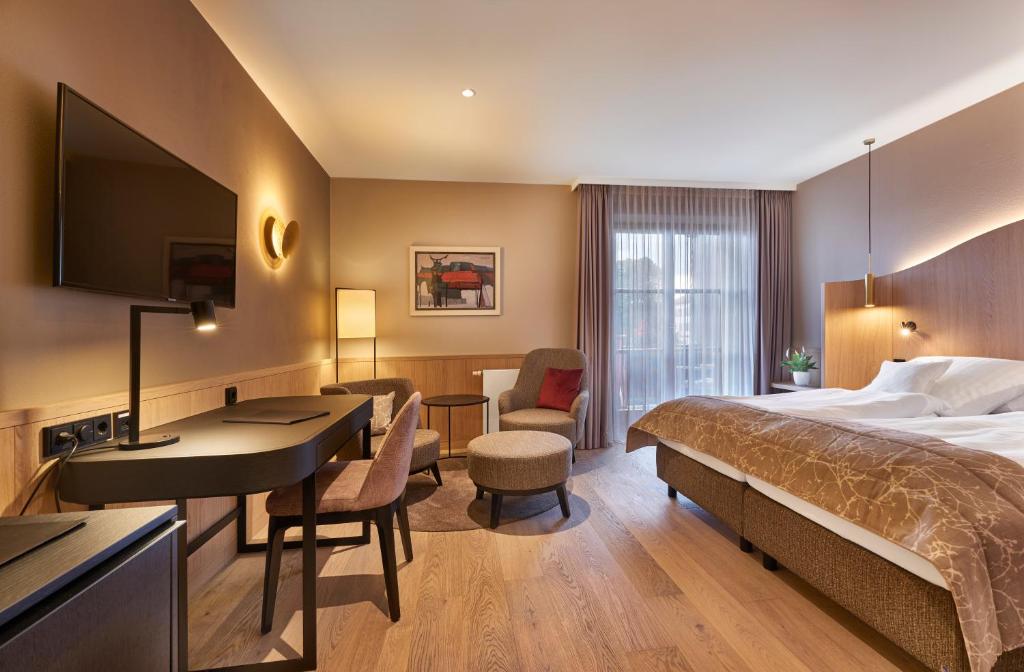 um quarto de hotel com uma cama e uma secretária em Hotel zur Waldbahn em Zwiesel