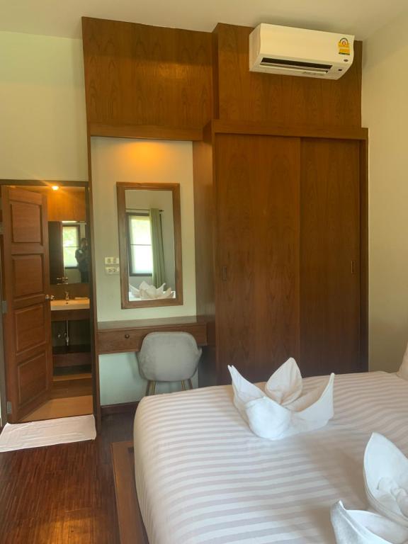 Postel nebo postele na pokoji v ubytování บ้านธานี (BAAN THANI)