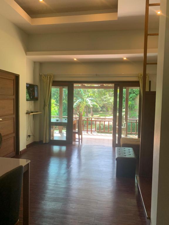 TV a/nebo společenská místnost v ubytování บ้านธานี (BAAN THANI)