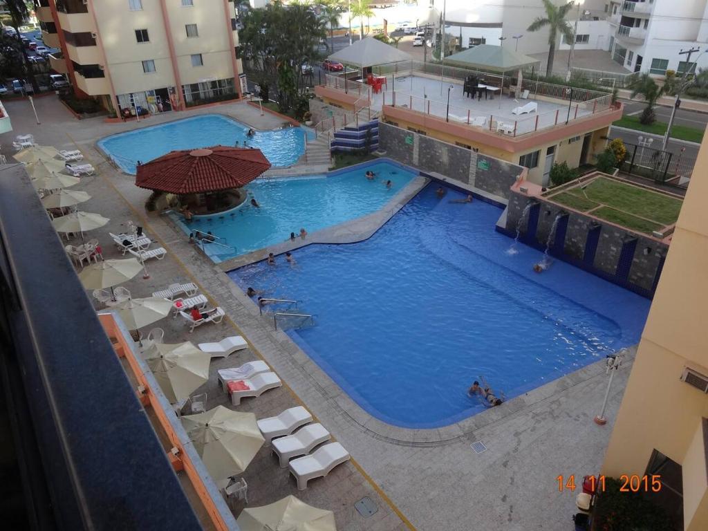 an overhead view of a swimming pool in a hotel at Aguas Quentes 601-B in Caldas Novas
