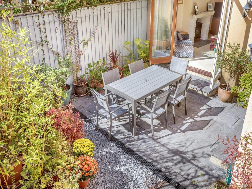シャルドンにあるRussett Cottageのパティオ(テーブル、椅子、植物付)