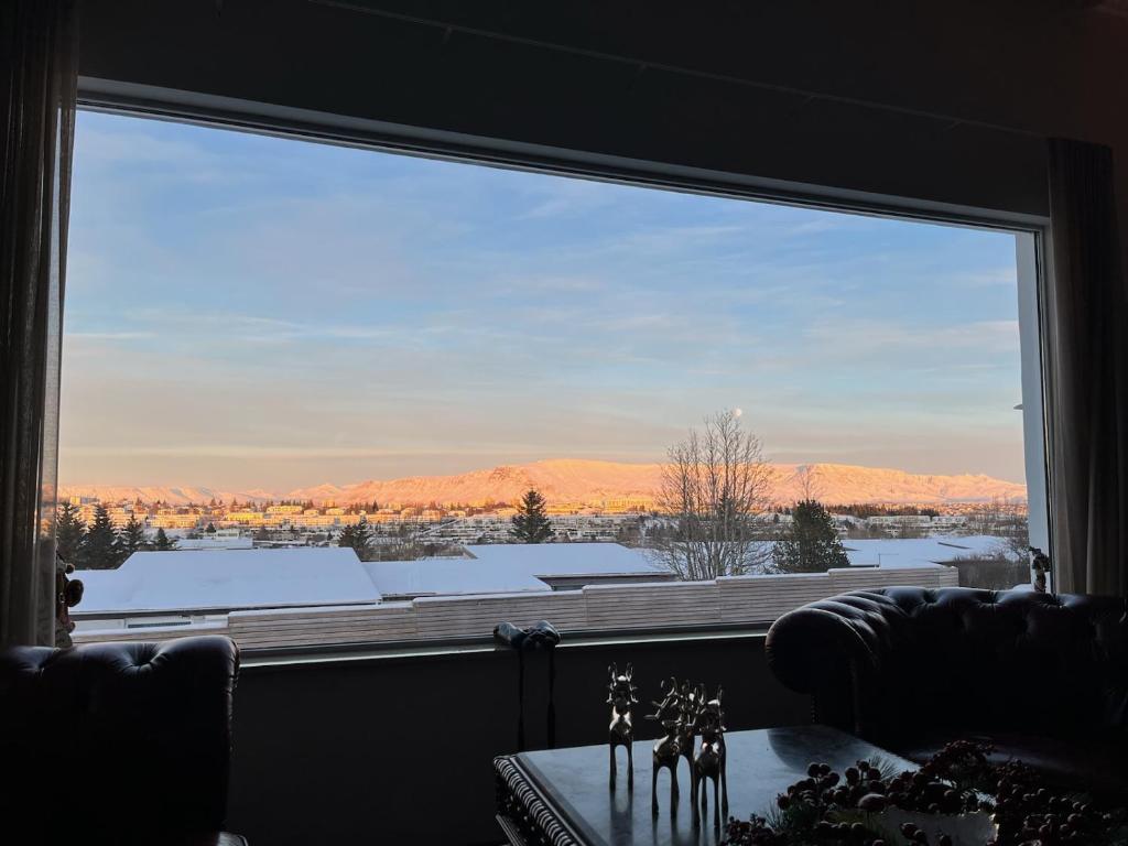 ICELAND SJF Villa, Hot tub & Outdoor Sauna Amazing Mountains and City View Over Reykjavík photo