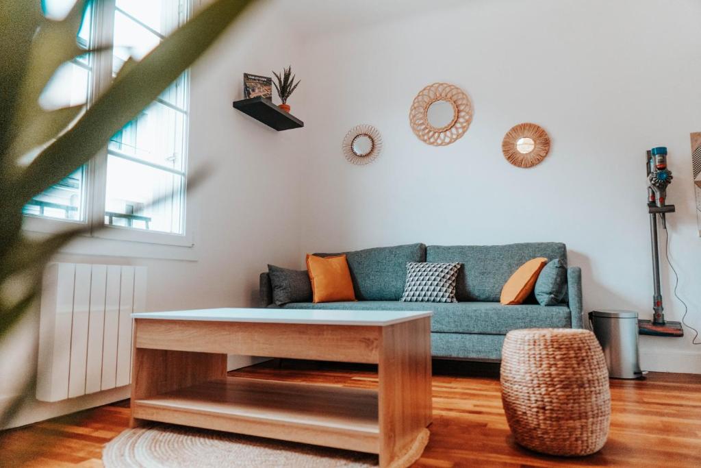 un salon avec un canapé et une table dans l'établissement Le petit rempart - Appt lumineux 2pers au coeur de Blois, à Blois