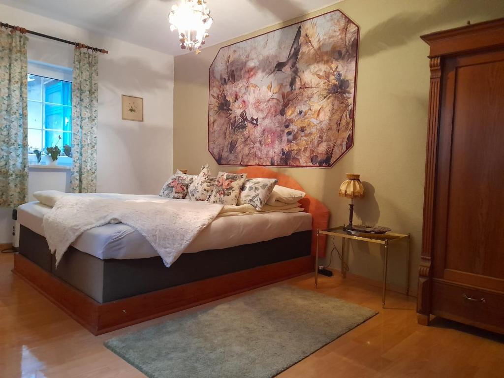 een slaapkamer met een bed en een schilderij aan de muur bij Doppelbettzimmer auf Bauernhof in Naturalleinlage in Königsberg