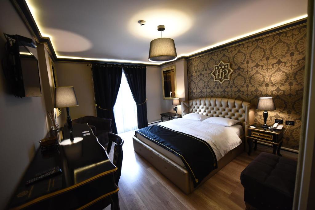 Postel nebo postele na pokoji v ubytování Hotel Hymeti's Palace
