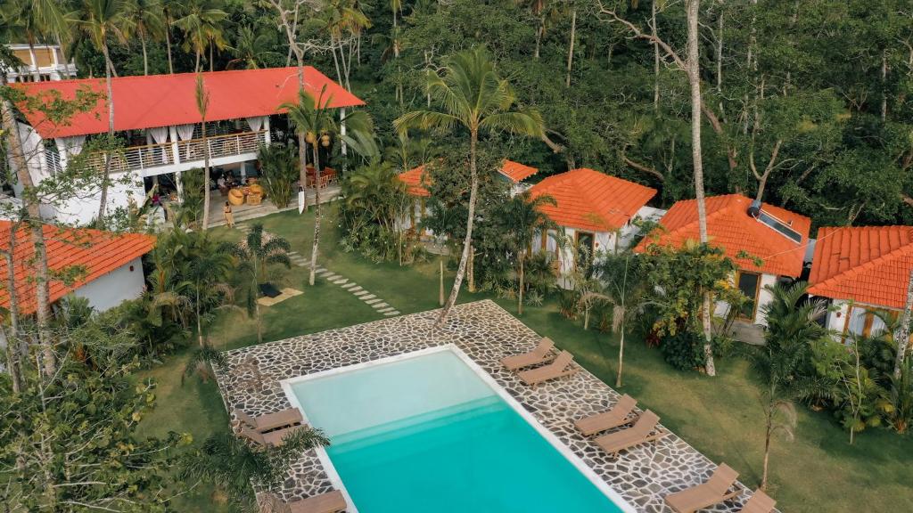 einen Luftblick auf ein Resort mit einem Pool in der Unterkunft Panta Rei resort in Ahangama